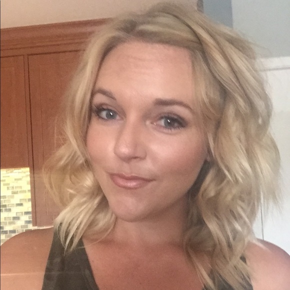 Meet your Posher, Caitlin - Picture 1 of 1